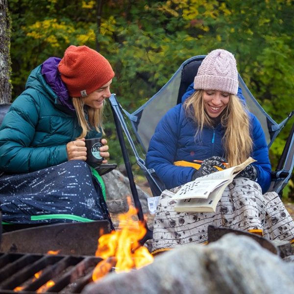 Custom Portable Waterproof Lightweight Packable Puffy Outdoor Camping Hiking Travel Down alternative waterproof Blanket
